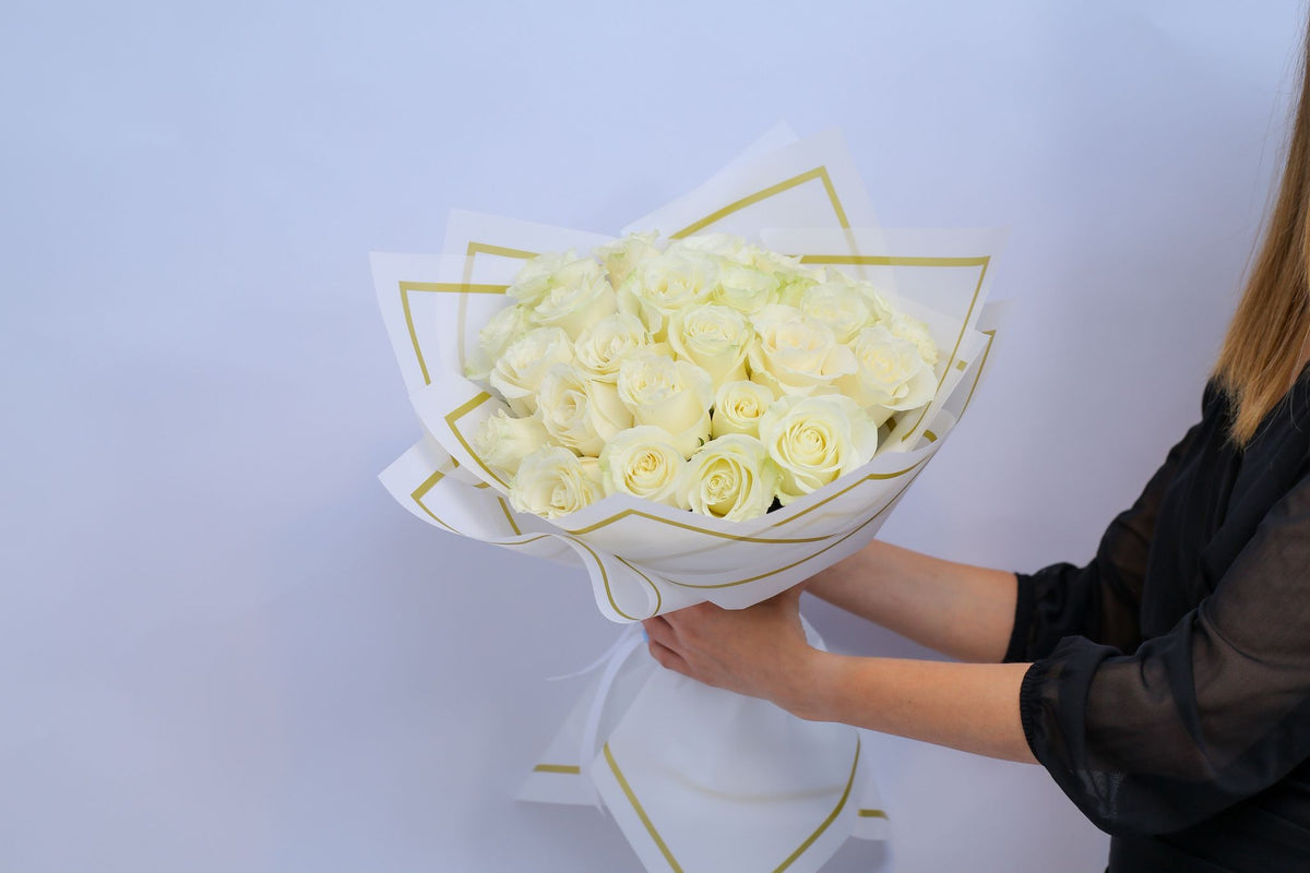 Buchet elegant cu trandafiri albi