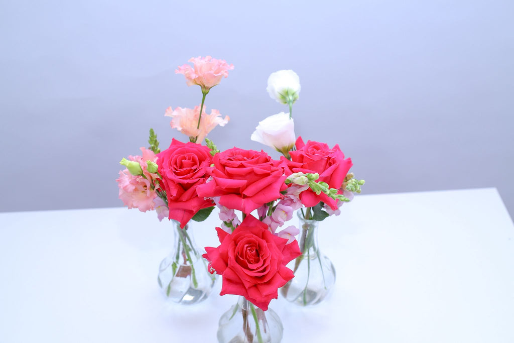 Decor floral cu trandafiri roz și flori delicate