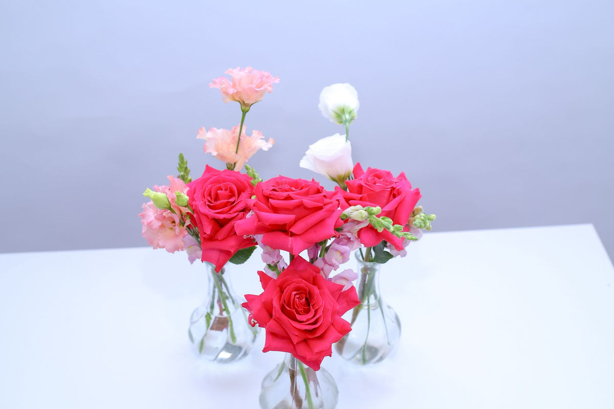 Decor floral cu trandafiri roz și flori delicate