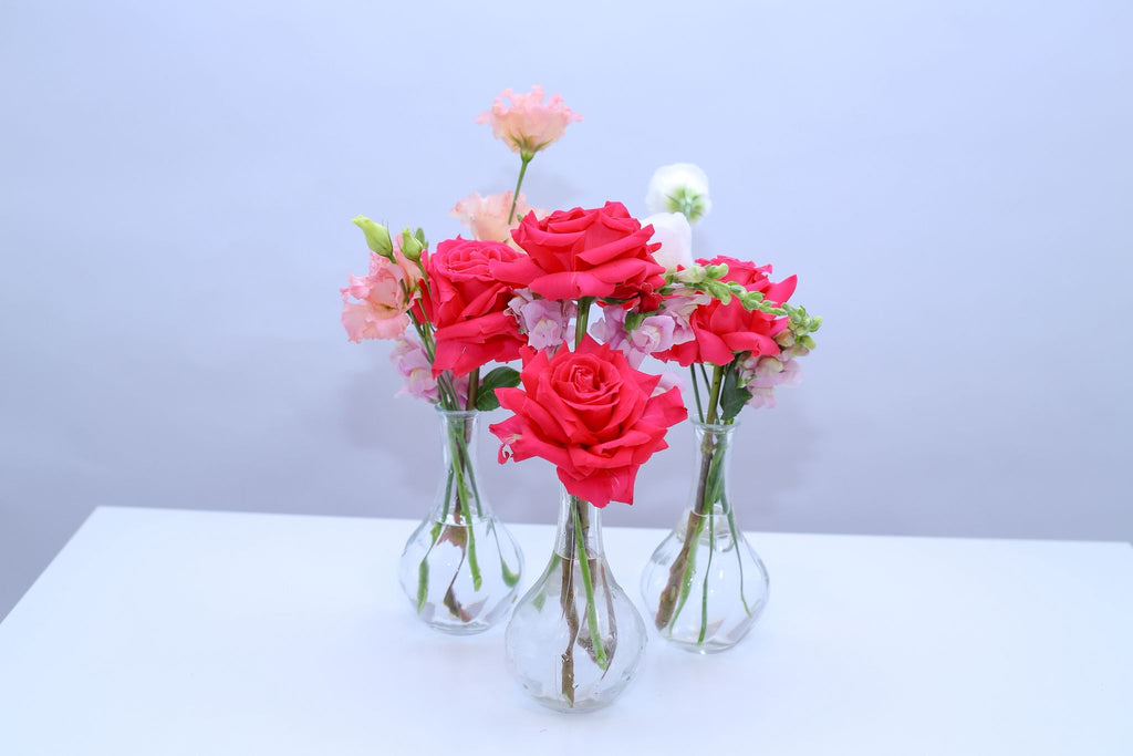 Decor floral cu trandafiri roz și flori delicate
