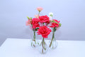 Decor floral cu trandafiri roz și flori delicate