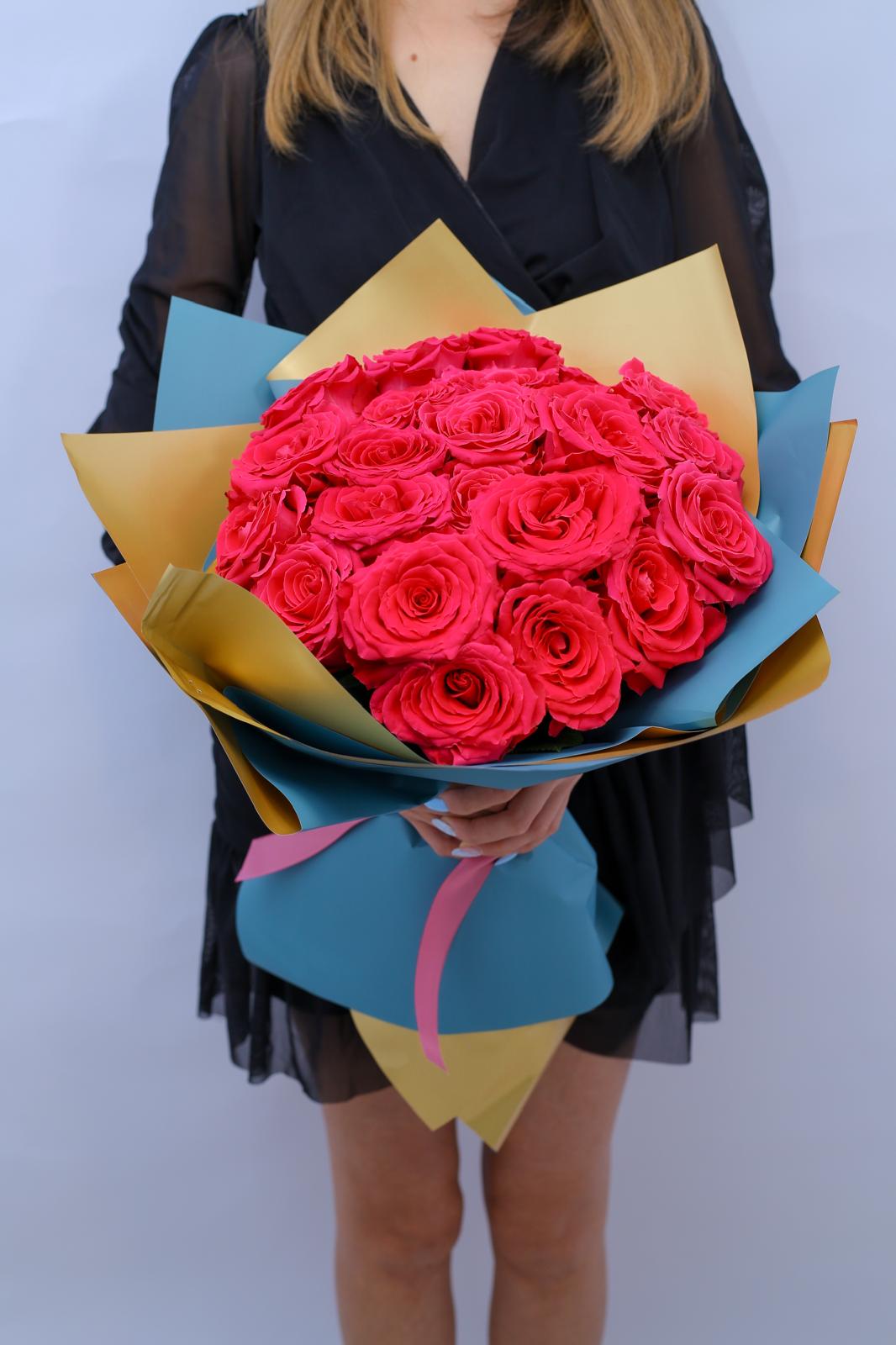 Buchet vibrant cu trandafiri roz intens